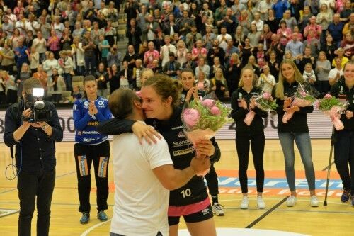 Tårevått: Sanne Bak Pedersen var tydeleg emosjonell etter kampen mot Larvik. Foto: Andreas Hopen