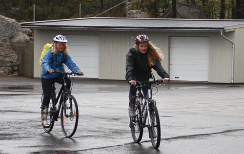 Emilie Wergeland (14) (t.v.) og Helene Reinhartsen (15) sykler til skolen hver dag. Selv ikke regn stopper dem. (Foto: Cecilia Breivold)