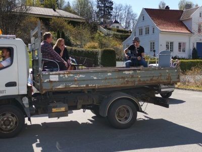 Konserten på hjul har kommet til et byggefelt i Flekkefjord. Foto: Vidar Øksendal