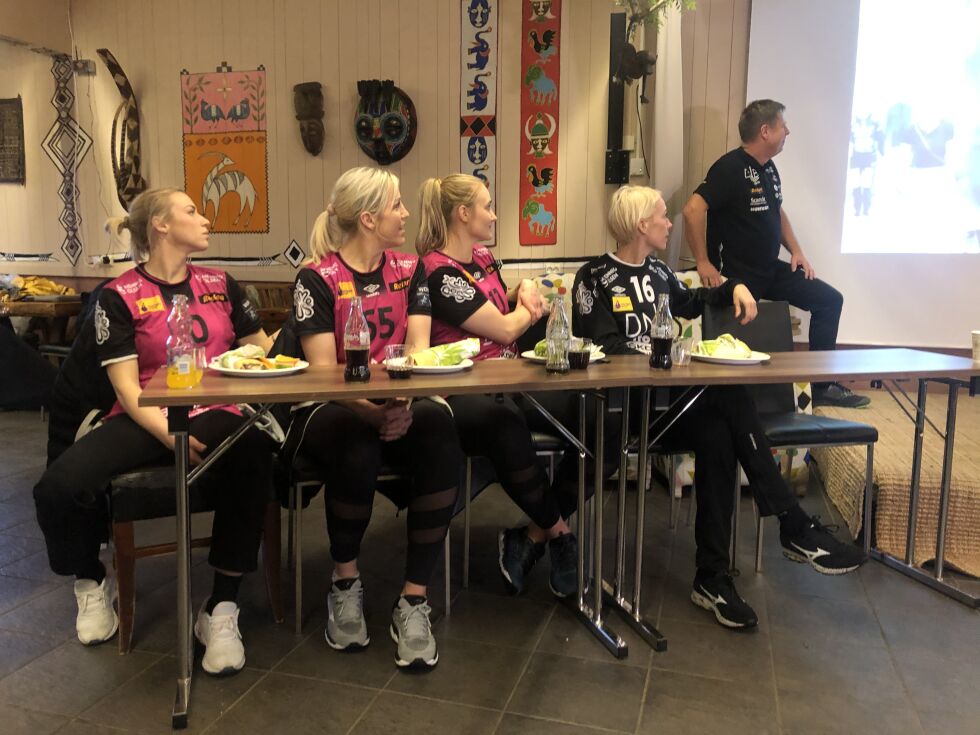 Syv spillere får forlenget kontrakt. Fra venstre: Vilde Jonassen, Heidi Løke, Silje Kathrine Waade og Katrine Lunde. Daglig leder Terje Marcussen bakerst til høyre. Foto: Hermann Sønju