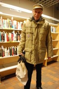 Kåre Skretting har posen full av krimbøker han har lånt på biblioteket. FOTO: Anne Ruth Gjelsås
