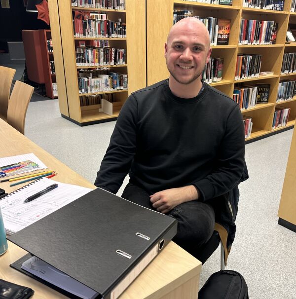 Jonathan Åteigen (27) foretrekker å sitte på biblioteket fremfor å jobbe hjemme.
 Foto: Ole Kristian Caspersen