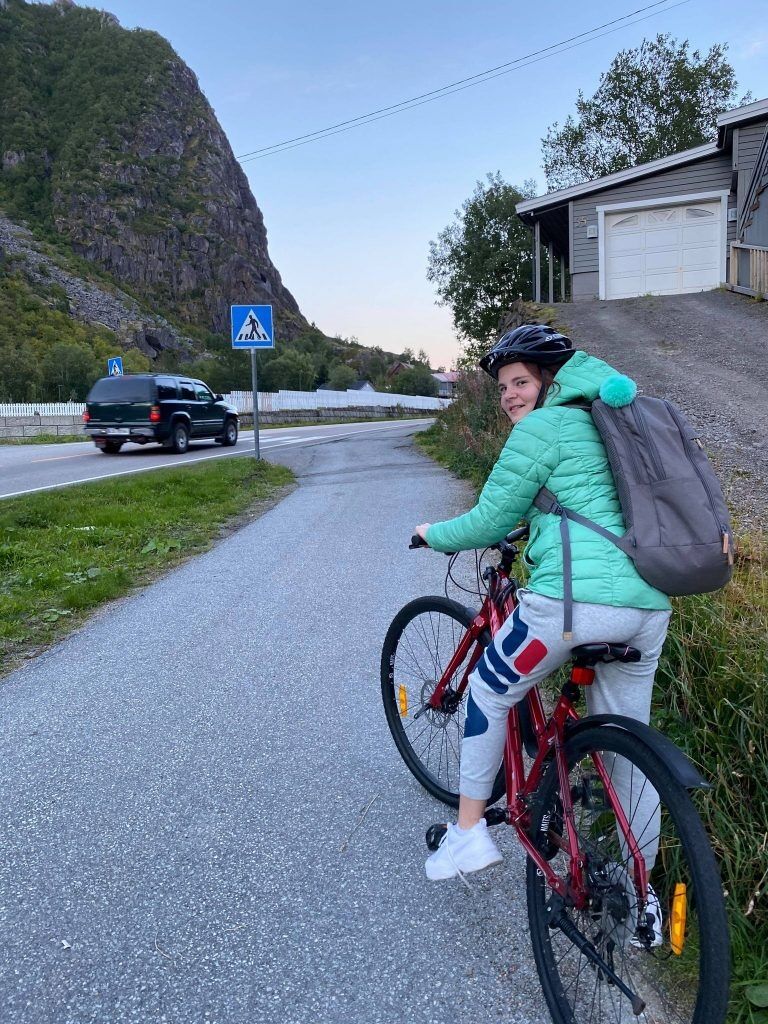 Olsens datter på en av de godt etablerte sykkelstiene i Svolvær. Foto: Jeanett Malnes