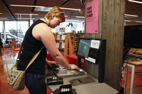 Anne Marthe Rike Koveland må selv ordne lånebøkene fordi bibliotekarene streiker. (Foto: Cecilia Breivold)