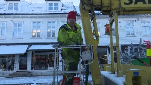 Lift: Olav Sangesland gjør seg klar til å bli heist opp for å renske takene i Kvadraturen for snø. Foto: Anniken Sanna