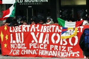 Italienske demonstranter søtter tildelingen av Nobels Fredspris til Kinesiske Liu Xiabo i 2010. FOTO: Erik F. Brandsborg CC BY-NC-ND.