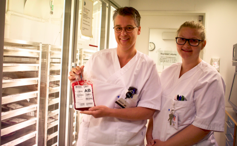 OPPFORDRER: Kari-Ann Nedal (t.v.) og Henriette Lykke Michelsen (t.h.), bioingeniører ved Sørlandet sykehus, ønsker at givere ringer selv om det tar lang tid å få avtale. FOTO: Eline Storsæter