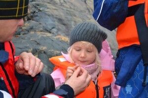 Ingrid Elisabeth Holtskog smaker på rognen i krabben for første gang Foto: Erik Eieland
