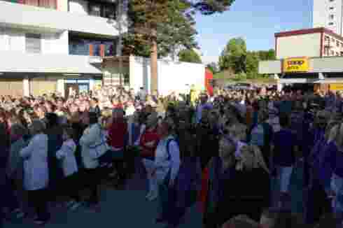 Folksomt på Tinnheia Torv. FOTO: Patrick Engelberg