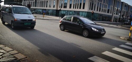 KJØRER FEIL: Slik bilen til høyre i bildet har lagt seg, viser den at den skal inn i Skippergata - ikke fortsette langs Festningsgata. Det er det flere som gjør feil på. Foto: Nicolai Olsen