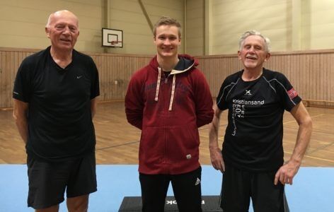 Olav Arild Abrahamsen (t.v.) og Johan Carsten Weisser (t.h.) er trofaste medlemmer på "Allsidig mosjon", her sammen med trener Kolbjørn Lindberg. Foto: Eline Storsæter