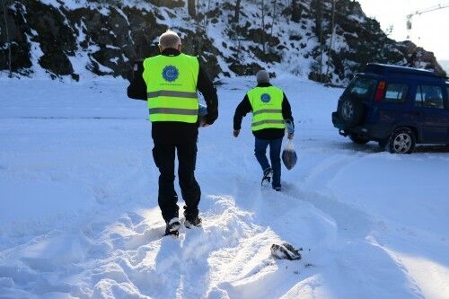 Loland og Haavik må ofte gå flere runder for å fylle opp bilen. Foto: Åsa Torp.