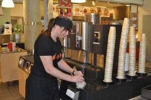 Tone Helene Vådal gjør kaffemaskinene klare for en hektisk lunsj.