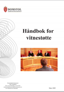Denne håndboka får vitnestøttene utdelt etter fullført kurs. Foto: Norges Domstoler