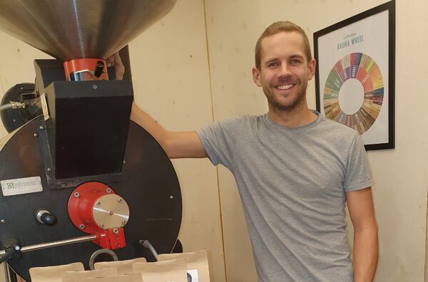 Bygde om garasjen for å få plass til 500 kg tung kaffebrenner