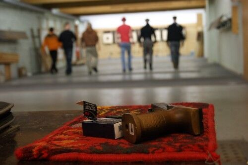Skytterne skal føle seg trygge med ryggen til. Pistolen er en Benelli. &quot;Spagetti&quot;-pistoler, spøker Grøsland. FOTO: Truls-Einar Strand Olsen