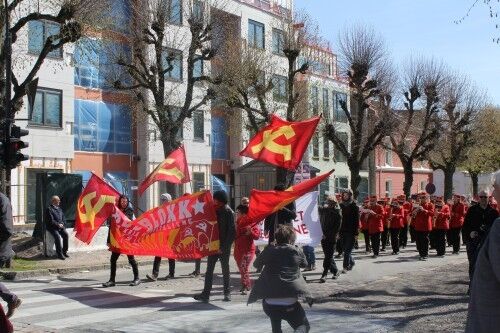 Bærer stolt kommunist-flagg i 1. mai-toget. FOTO: Juni H. Stenberg