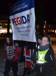 Kathe-Tove Haugrud (t. v.) ledet an i Pegidas marsj. FOTO: Mats Myredal Thorsen