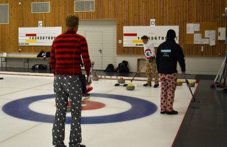 Fargerik: Klovnebuksene har ikke gått av moten i curlingmiljøet. Foto: Joakim Opphus
