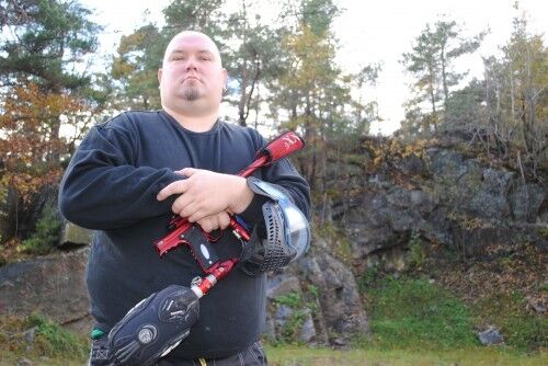 Venter: Helge Andersen venter på at kommunen skal behandle hans paintball-søknad. Foto: Henrik Skolt
