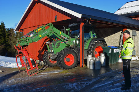 REDNINGEN: Traktoren som har drevet gården under strømbruddet. FOTO: Håvard Sagen