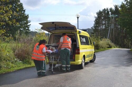 Ambulansepersonell frakter skadede til akuttmottaket. Foto: Vibeke Høili Johansen