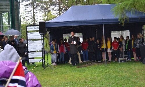 Påtroppende Nato-sjef, Jens Stoltenberg, holdt minnetale den 8.mai på Stiftelsen Arkivet. I bakgrunnen ser vi elever fra Tordenskiolds skole. Foto: Pia Charlotte Fredriksen