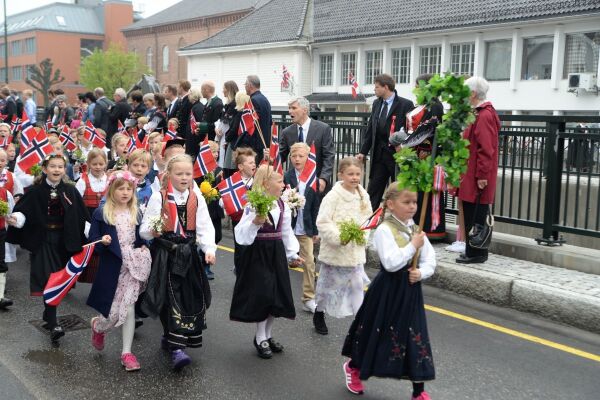 Skoletoget farget en grå by