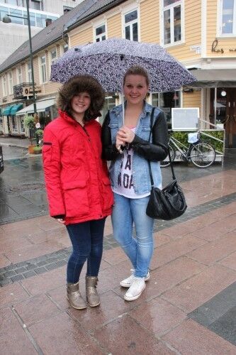 Heidi Vidvei og Linnea Avtjern går i staden for med paraply enn regnkle. Foto: Olin Maria Yri
