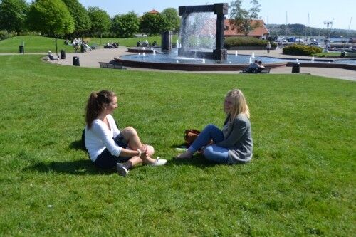 ENDELIG SOL: Cecilie Lian (t.v.) og Elise Steinsland (t.h.) syns det er deilig at sola endelig har kommet til Kristiansand. FOTO: Stine Elise Jølsett