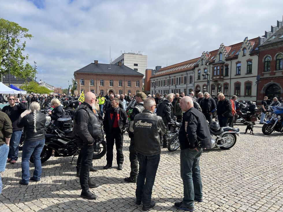 Deltagerene samlet under motorsykkelens dag.
 Foto: Jonas Gjervik Kvalsvik