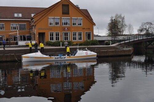 Trygg: Det blir trangt for fire mann, men mannskapet stoler på den robuste båten med navnet Audur. (Foto: Espen A. Kristiansen)