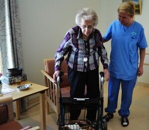 Ingeborg Svanson er veldig fornøyd med hjelpen hun får fra blant annet sykepleier Grete Fidje.