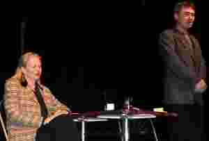Janne Haaland Matlary og Alf Kjetil Igland sammen på scenen under utspørring. Foto: Kristina Stensholt