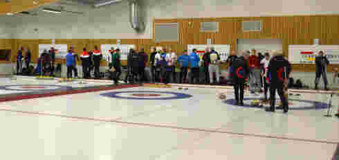 Full hall: Interessen for bedriftscurling er tydelig stor. Foto: Joakim Opphus