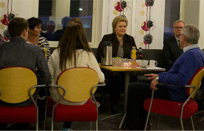 Her sitter statsminister Erna Solberg sammen med elevrådsrepresentanter, lærere og rektoren ved Grim skole. Foto: Cecilie Engh