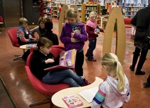 3. klasse ved Torridal skole er på Kristiansand folkebibliotek for å låne bøker. Foto: Lena Rustan Fidjestad