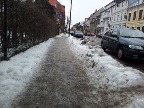 Foto: Krisian F. Mathiesen .            Fortauene i Kristiansands gater er fulle av is. Heldigivs er Kongensgate strødd.