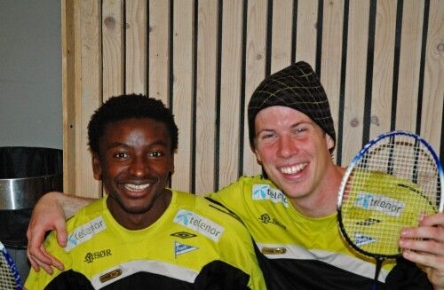 Solomon Owello og Jesper Mathisen var i godt humør på dagens trening.                    Foto: Knut Øydna