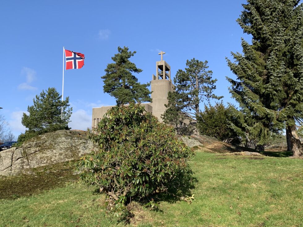 Flagget er heist på Grim kirke. Foto Sander Christenssen