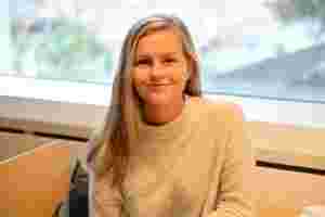I FRED OG RO: Linnea Lie trives på Kristiansand Bibliotek, her får hun muligheten til å koble litt ekstra av. (FOTO: Bjørn Kristian Nyland)