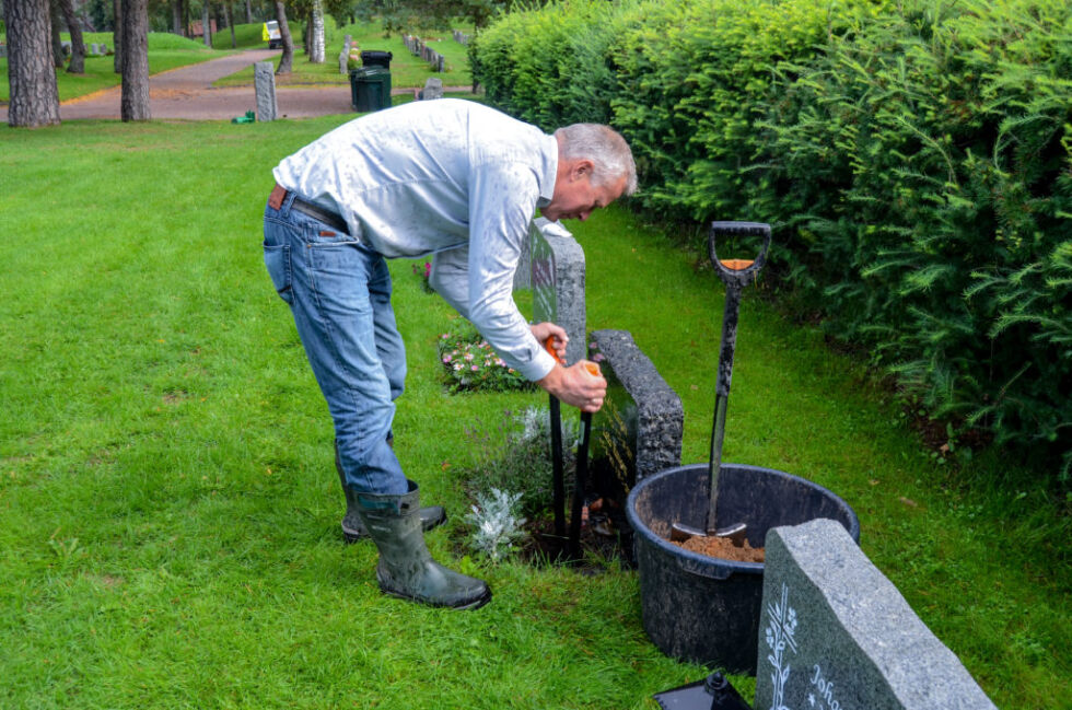 GRAVER: Kirkegårdsarbeider Tomas Gabrielsen er nøye når han graver klart for gravleggelse av urne. Det skal være 50 centimeter med jord mellom urnen og overflaten. FOTO: Sondre Lindhagen Nilssen