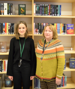 Bibliotekarane Maria Olsen og Else Marie Nesse framfor ungdoms avdelinga ved Kristiansand bibliotek