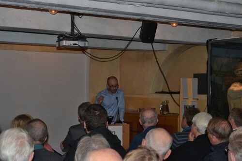 Aslak Brekke fortalte de frammøtte om den nye utstillinga på Arkivet. Foto: Olav Andreas Hoel.