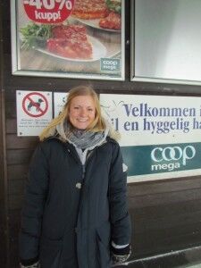 Ingrid Nordjordet (20) er svært prisbevisst når hun handler. (Foto: Annika Tvervaag)