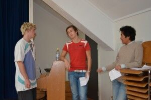 Guttene prater om hvordan det foredraget gikk Viktor(t.h), Lars og Thomas(t.v) (Foto:Katrine Eide)