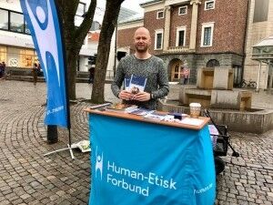 ENGASJERT: Organisasjonssekretæren Kjetil Nordbø trives med arbeidet han gjør i Human-Etisk Forbund. FOTO: Tilsendt fra Kjetil Nordbø.