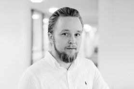 SNUSEN SELGER BEDRE ENN FØR: Erlend Carlsen forteller at salget har økt etter de grønne boksene kom på markedet. FOTO: Swedish Match