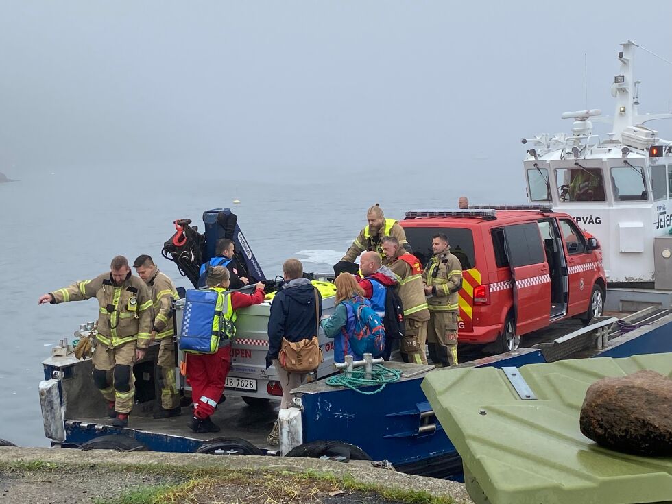 Nødetatene på vei til å evakuere Sandøya.