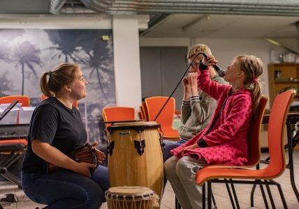 Elevene forbereder seg, og øver på 17.mai-sanger. Foto: Lilli Storrønningen.
